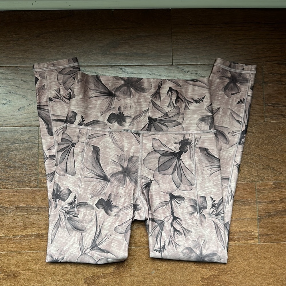 Atletha Stash Pocket Leggings - Picture 4 of 9